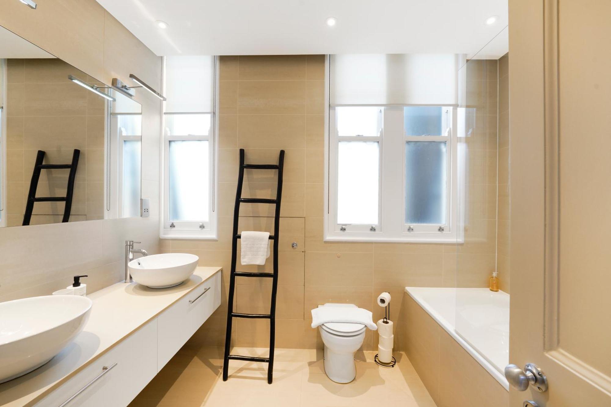 Spacious And Modern 4 Beds In Kensington Londra